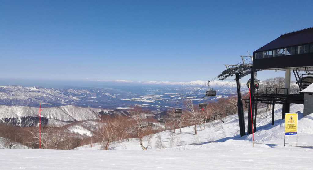 野沢温泉スキー場山頂のリフト降り場と遠くの山々